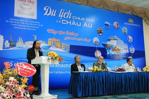 Ông Nguyễn Xuân Hùng - Giám đốc Asia Sky Tours giới thiệu các sản phẩm mới du lịch Đức và châu Âu